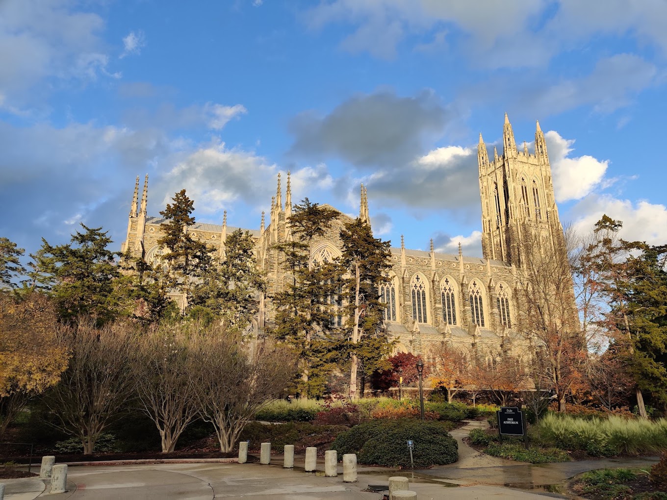 khung-canh-tai-duke-university