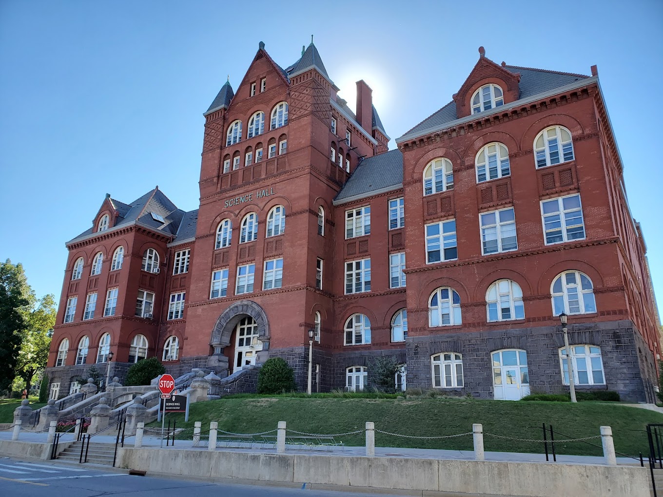 toa-nha-tai-University-of-Wisconsin-Madison